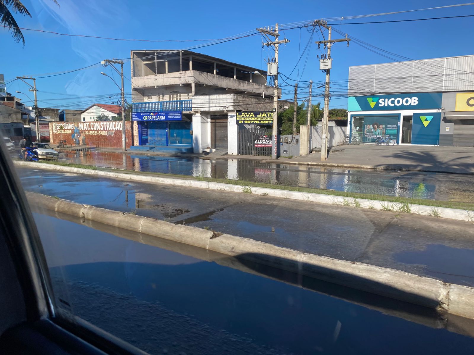 Foto da Av independência alagada.