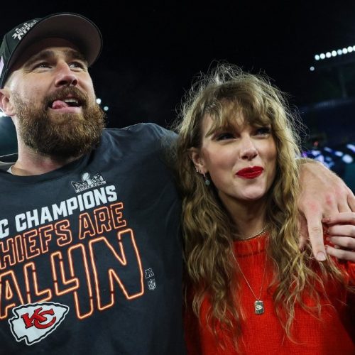 Jardim intimista, smoking branco, celular proibido: os detalhes do casamento de Taylor Swift e Travis Kelce, segundo convidados
