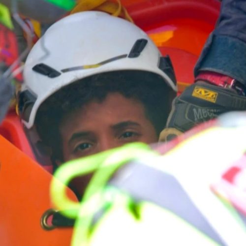 Os resgates de dois meninos de 11 anos presos após dias nos escombros dos terremotos na Venezuela
