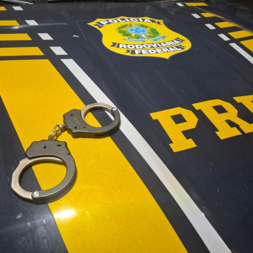 Colombiano é preso suspeito de tentar oferecer dinheiro a policiais durante fiscalização na BR-101, em Campos