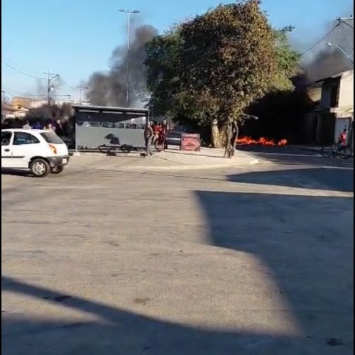 Ataque a tiros em campos deixa um homem morto e depois feridos; moradores fazem manifestação