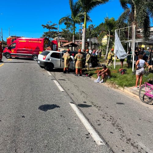 Mulher morre e sete pessoas ficam feridas em acidente na Rodovia Serramar em Rio das Ostras