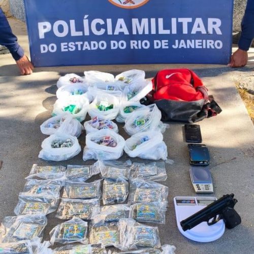Foragido da Justiça é preso com drogas, balanças e réplica de pistola em Cabo Frio