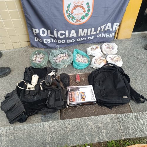 PM apreende 560 pinos de cocaína, artefato explosivo e materiais usados pelo tráfico em Araruama