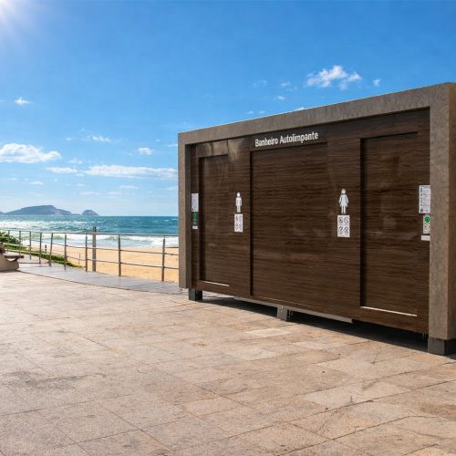 Banheiros autolimpantes elevam conforto e higiene na orla de Macaé