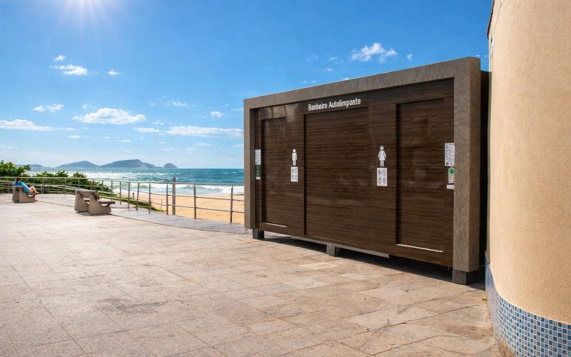 Banheiros autolimpantes elevam conforto e higiene na orla de Macaé