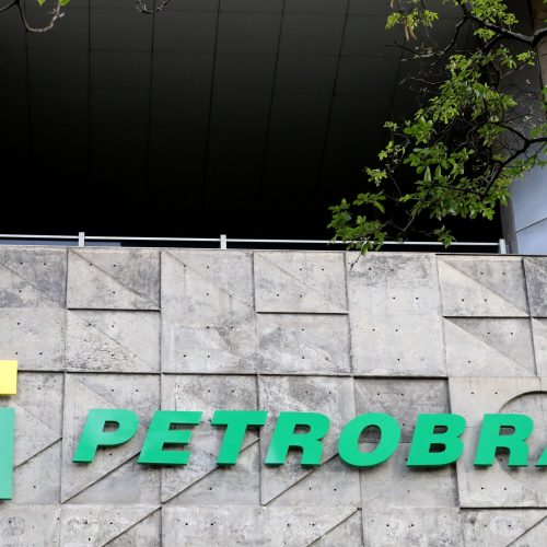 Petrobras aumenta diesel em R$ 1, mas reajuste será neutralizado por subsídio do governo