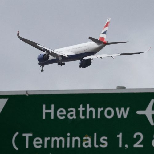 Problema em sistema de tráfego aéreo cancela centenas de voos no Reino Unido