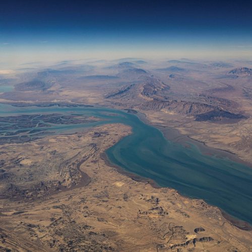 Embarcação iraniana é alvo de ataque no Estreito de Ormuz; uma pessoa morreu