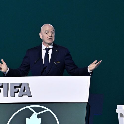 É #FAKE que vídeo mostre presidente da Fifa comemorando vitória da Argentina contra o Egito