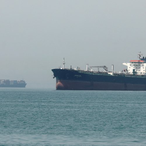 Nova escalada no Golfo: Irã diz ter disparado contra navios em Ormuz; EUA afirmam ter interceptado mísseis no Kuwait e no Bahrein