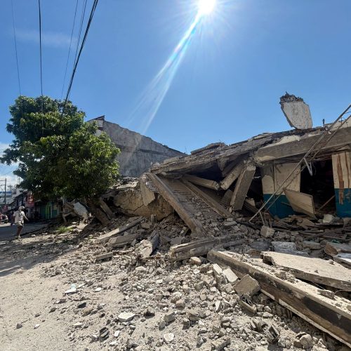 FOTOS mostram estragos após terremoto nas Filipinas que deixou dezenas de mortos