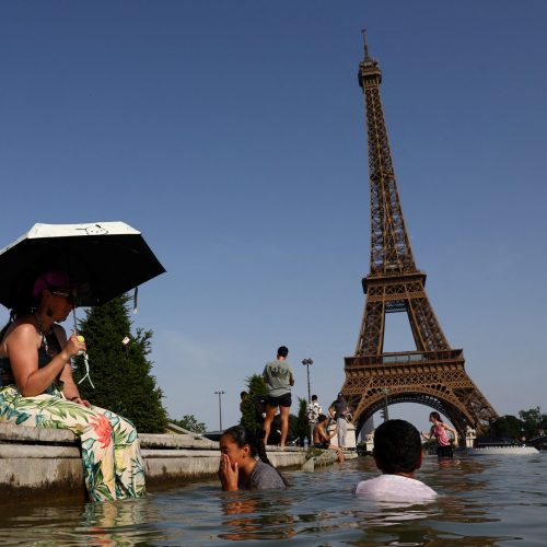 Paris investiga exclusão de funcionárias mulheres durante visita de grupo hindu à Torre Eiffel; entenda