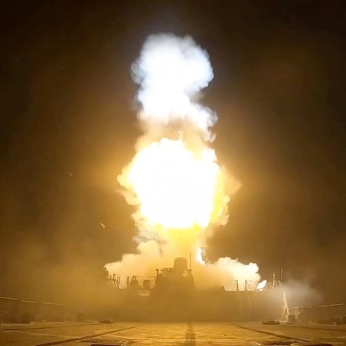 EUA e Irã trocam novos ataques horas antes de início de bloqueio naval nesta terça; SIGA