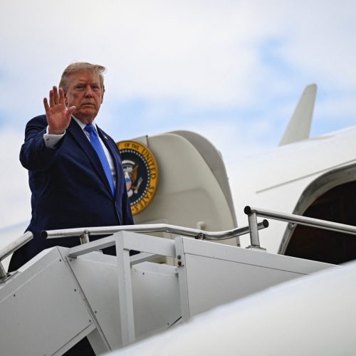 ‘Diferente de tudo que eu já havia visto’:  jornalista conta como foi viagem em avião abandonado por Trump