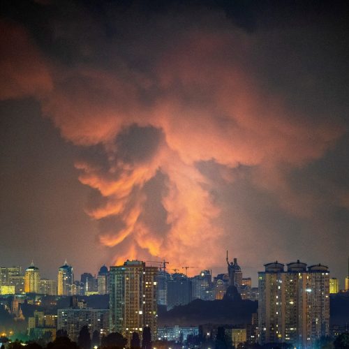 Ataque russo com mísseis provoca incêndios em Kiev e deixa um ferido, dizem autoridades