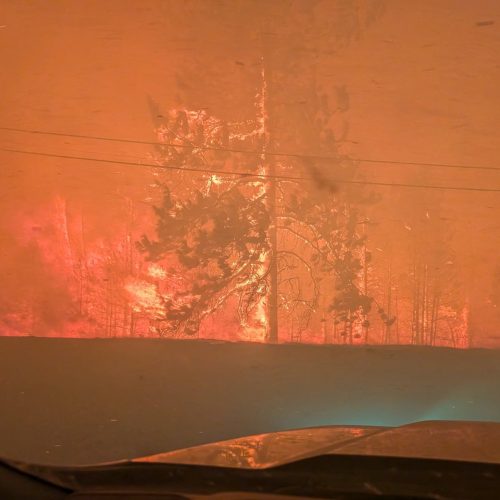 Incêndio florestal provoca evacuações e estado de emergência na Colúmbia Britânica