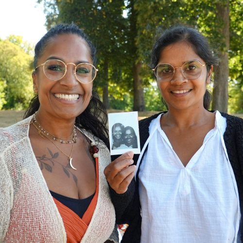 Elas foram melhores amigas por décadas, até que um exame de DNA revelou que são irmãs