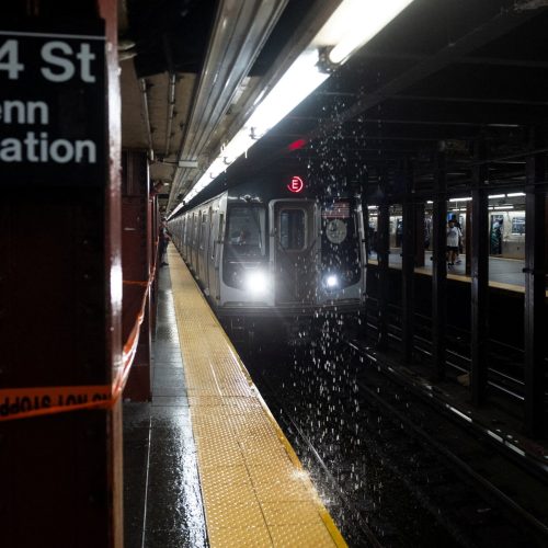 VÍDEO: chuva forte inunda metrô de Nova York