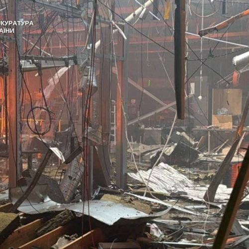Drones da Rússia atacam shopping na Ucrânia e deixam 14 mortos