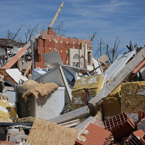 VÍDEO mostra destruição após passagem de tornado raro na França