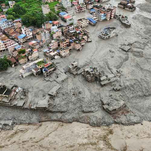 VÍDEOS mostram forças de segurança do Nepal resgatando pessoas em meio à lama; VEJA