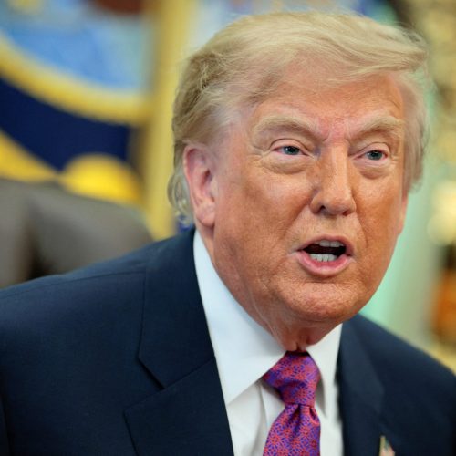 Trump diz que Kharg, no Irã, está sendo ‘reduzida a pó’; presidente dos EUA usou vídeo feito por IA