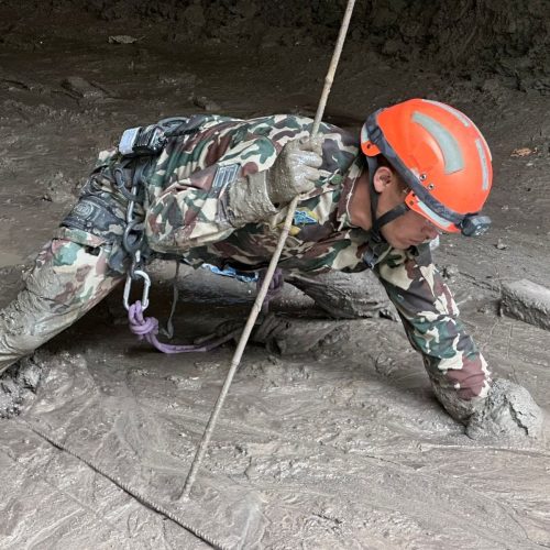 Água invadiu túnel e precisei correr por 20 minutos, diz trabalhador nepalês que sobreviveu à avalanche