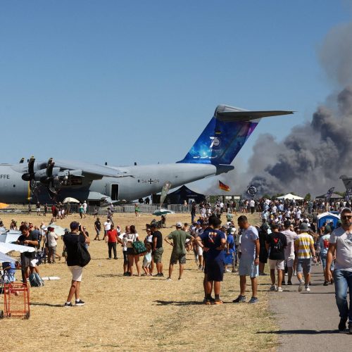 VÍDEO mostra queda e explosão de caça durante show aéreo na Grécia