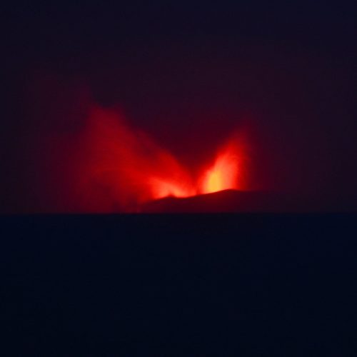 Vulcão Anak Krakatau entra em erupção na Indonésia, e voos no aeroporto de Jacarta são suspensos