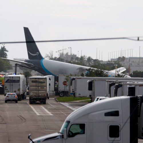 Avião cargueiro da Amazon sai da pista e atravessa estrada perto de aeroporto em Miami
