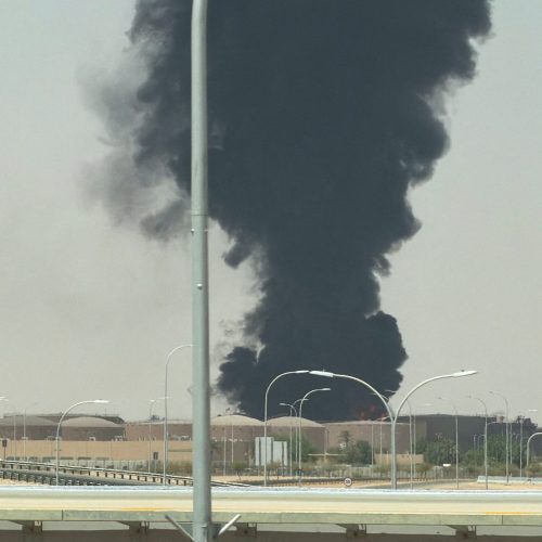 VÍDEO mostra imensa coluna de fumaça negra na capital da Arábia Saudita após ataque