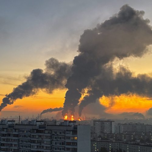 Ataque de drones ucranianos atinge refinaria de petróleo e mata 2 em dia de eleição na Rússia