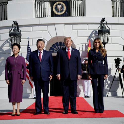 Trump minimizou venda de armas a Taiwan e perguntou a Xi Jinping se ele queria comprar armas dos EUA, diz embaixador americano em Pequim