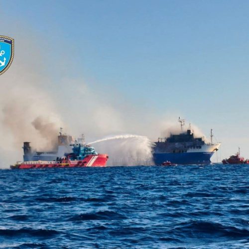 VÍDEO mostra navio em chamas na Grécia; todos a bordo foram resgatados