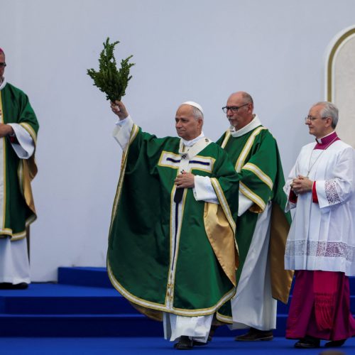 Papa Leão XIII pede que Igreja reconheça falhas antes de ouvir vítimas de abuso na França