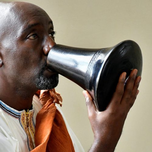 Jornalista vira rei em Uganda em meio a disputa por sucessão