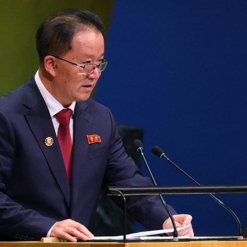 Representante da Coreia do Norte discursa na ONU com broche com rosto de pai de Kim Jong-un