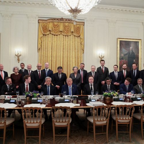 Trump reúne CEOs de IA e anuncia compromisso para reforçar controles de segurança
