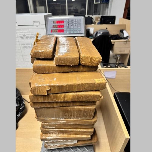 Abordagem policial descobre 30 quilos de maconha escondidos em carro na BR-101, em Casimiro de Abreu