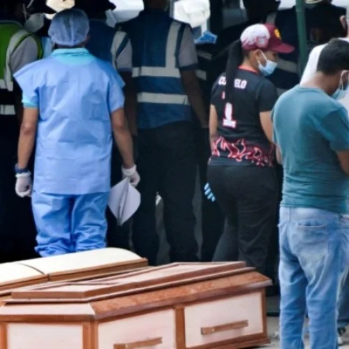 Como é o necrotério improvisado onde cadáveres se acumulam a céu aberto após terremotos na Venezuela: ‘Estou com medo do que vou encontrar lá’