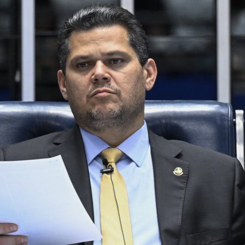 Alcolumbre sinaliza que Mendonça também será alvo em caso de abertura de impeachment contra Moraes
