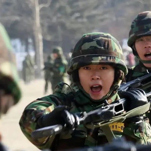 Coreia do Sul analisa obrigar mulheres a servir no Exército