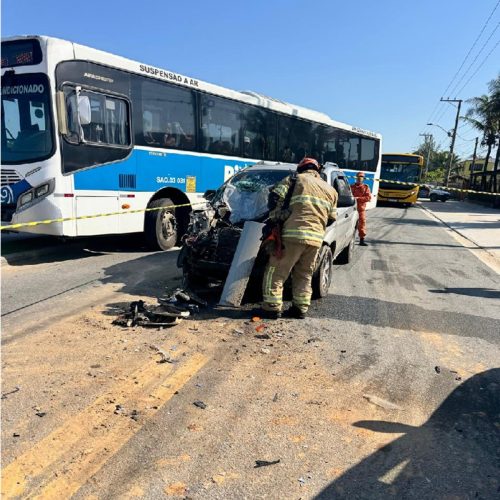 Acidente entre carro e ônibus escolar deixa oito feridos em Saquarema