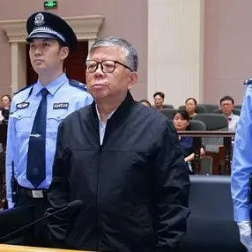 O funcionário público chinês condenado à morte por aceitar US$ 325 milhões em propina