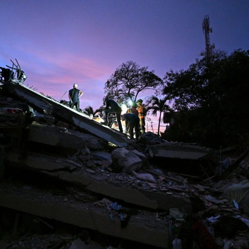‘Baixe sua arma’: pressão de moradores leva militares a ajudar em resgates na Venezuela