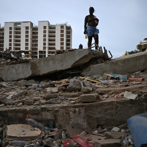 ‘A vida parou’: venezuelanos cavam entre escombros duas semanas após terremoto