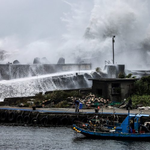 Tufão Bavi provoca 15 mortes nas Filipinas e deixa Taiwan em ‘alerta máximo’