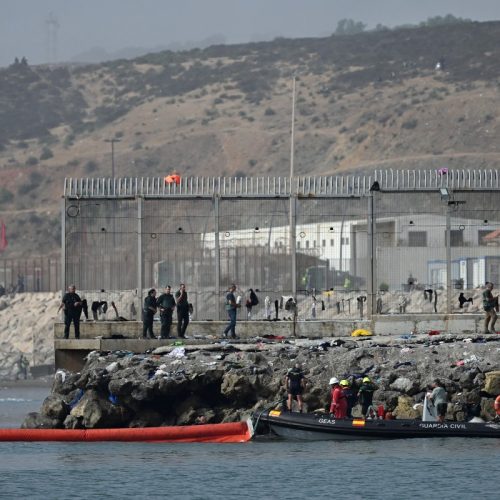 Sobe para 72 número de migrantes que morreram ao tentar entrar em Ceuta