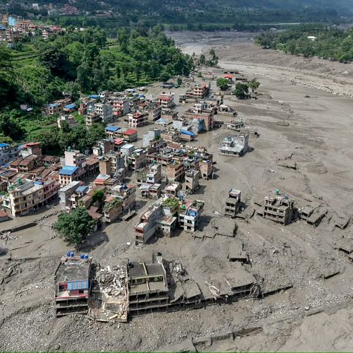 ‘Minha casa desabou e minha irmã está desaparecida’: o relato de sobreviventes da enxurrada no Nepal
